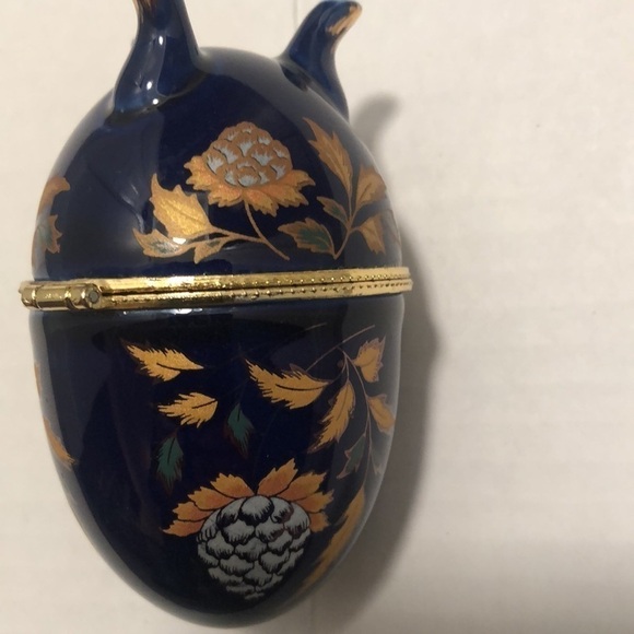 Cobalt blue porcelain egg with 3 legs painted in gold tone and decorated around - Picture 8 of 10